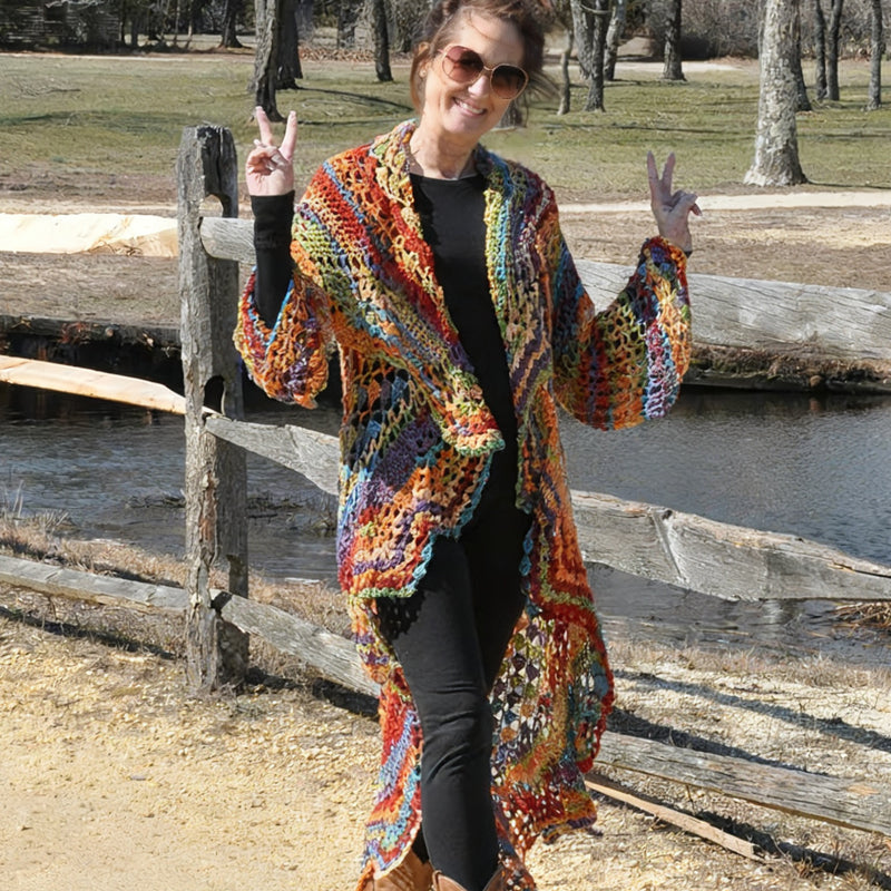 Langer, gehäkelter Cardigan im Bohemian-Hippie-Stil mit Regenbogen-Kapuze
